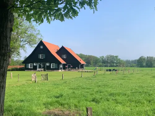 Luxe familiehuis met hottub op een nostalgisch Twents erf