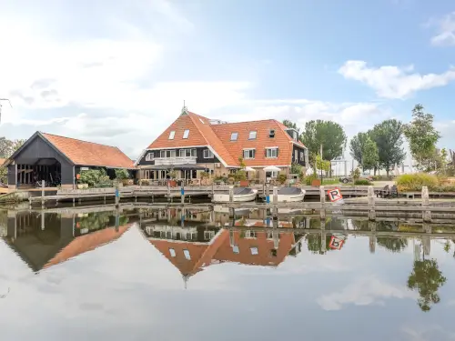 Luxe familie accommodatie aan het water, vlakbij IJsselmeer
