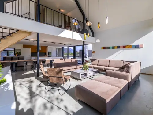 Familiehuis met privé binnenzwembad, sauna & speelzolder